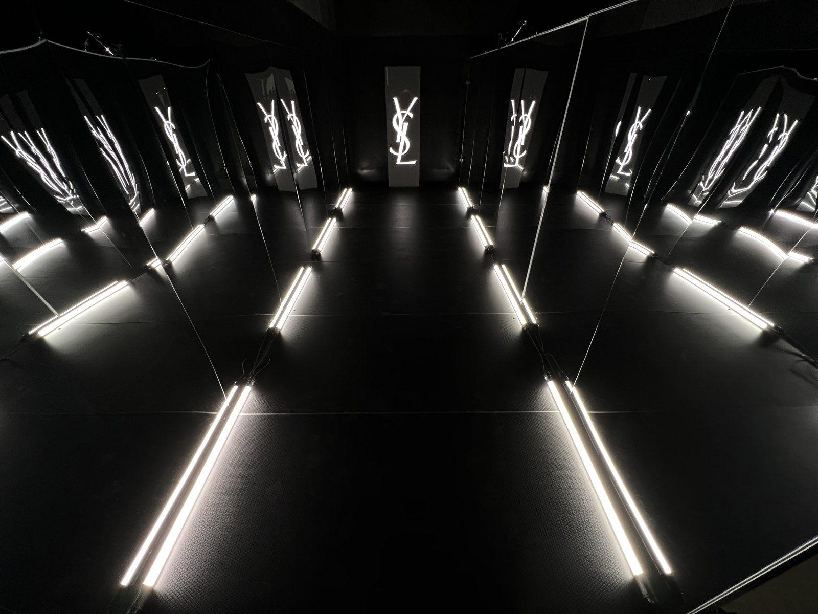 YSL_event_mirror_room